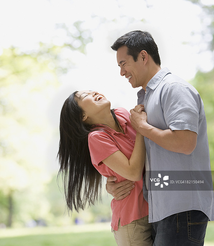 亚洲夫妇在户外跳舞图片素材