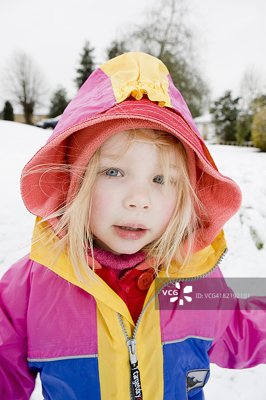 雪地里的年轻女孩图片素材