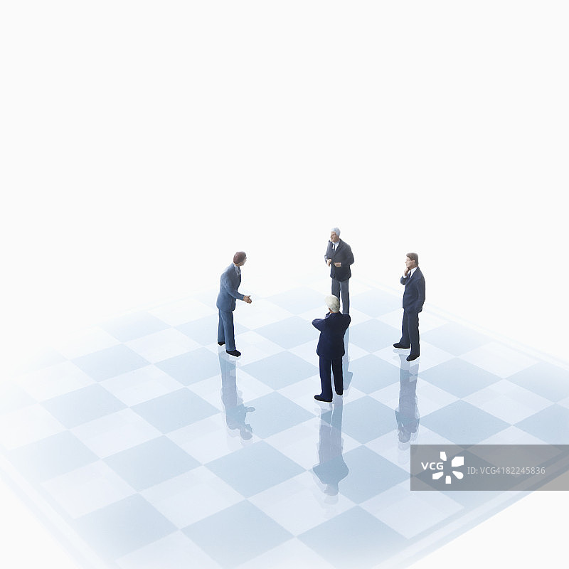 在棋盘上交谈的商人图片素材