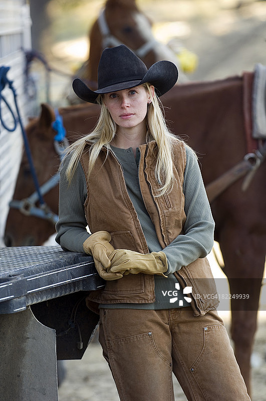 穿着西部服装的牧场女工图片素材