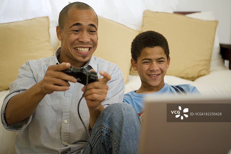 父子玩电脑游戏图片素材