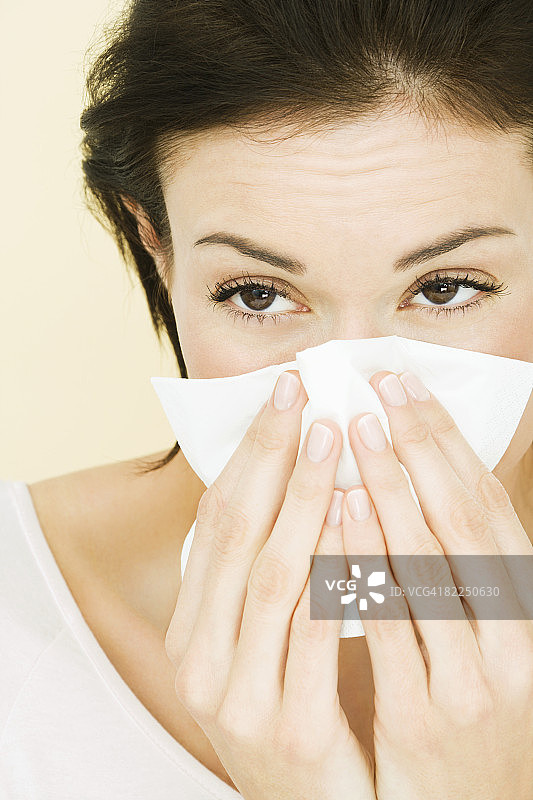 女人擤鼻涕，特写图片素材