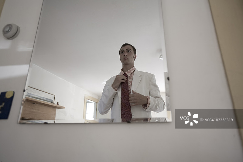 准备参加毕业舞会的青少年男孩图片素材