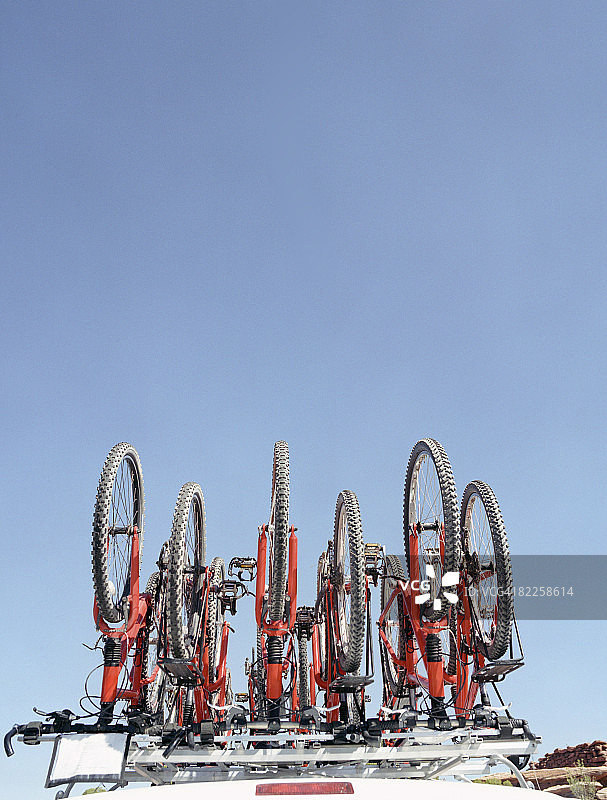犹他州国家公园外的面包车顶上的山地自行车图片素材