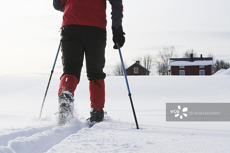 在瑞典北部滑雪的男子图片素材