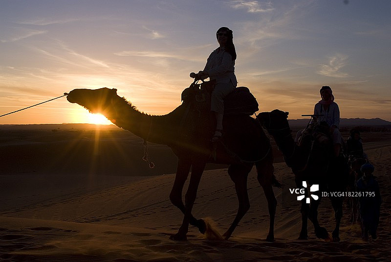 梅尔祖卡单峰骆驼日落之旅图片素材