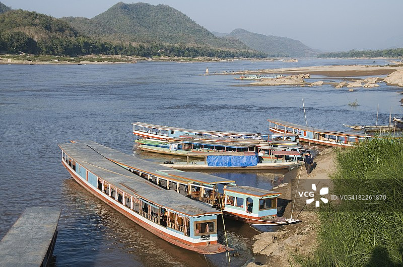 老挝琅勃拉邦附近湄公河帕乌石窟的游船图片素材