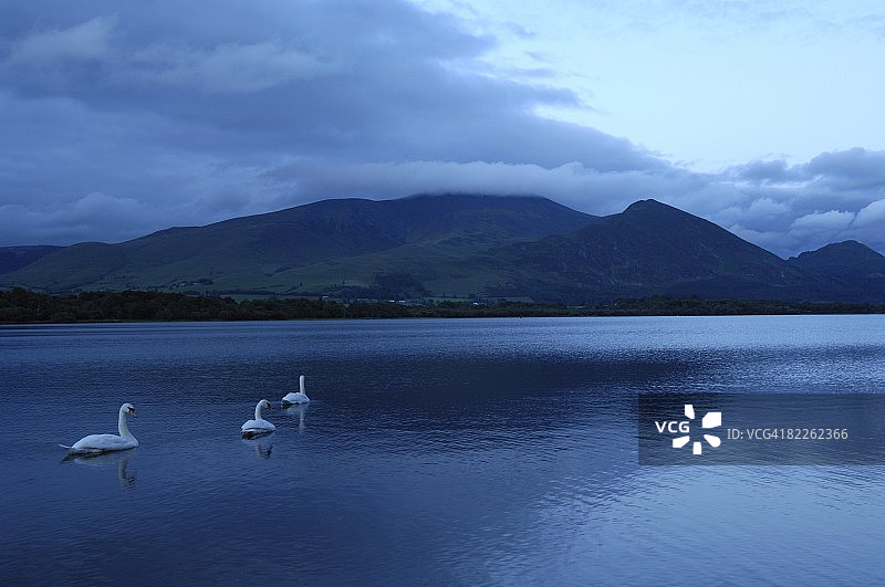 英格兰坎布里亚郡湖区国家公园巴森斯韦特湖的黄昏图片素材