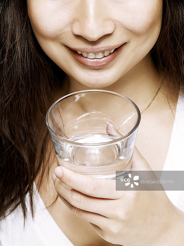 手持水杯的年轻亚洲女性图片素材