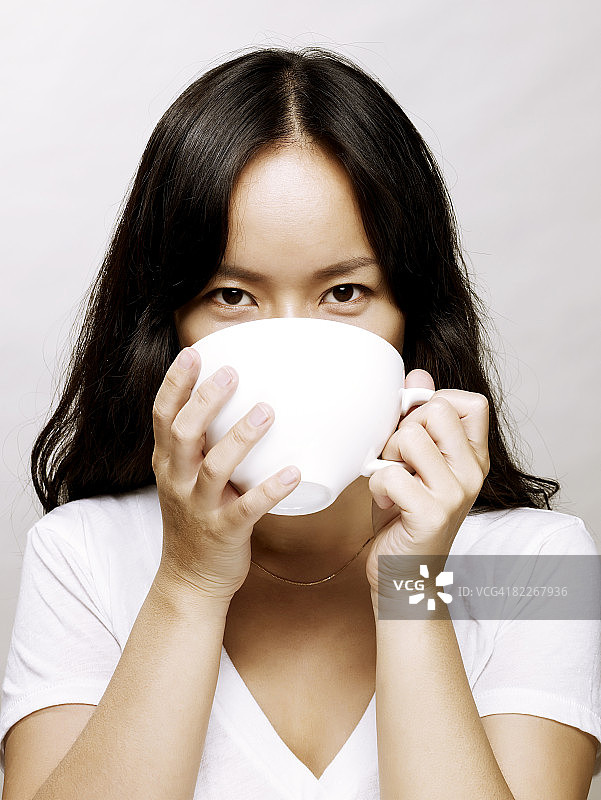 年轻亚洲女人喝水图片素材