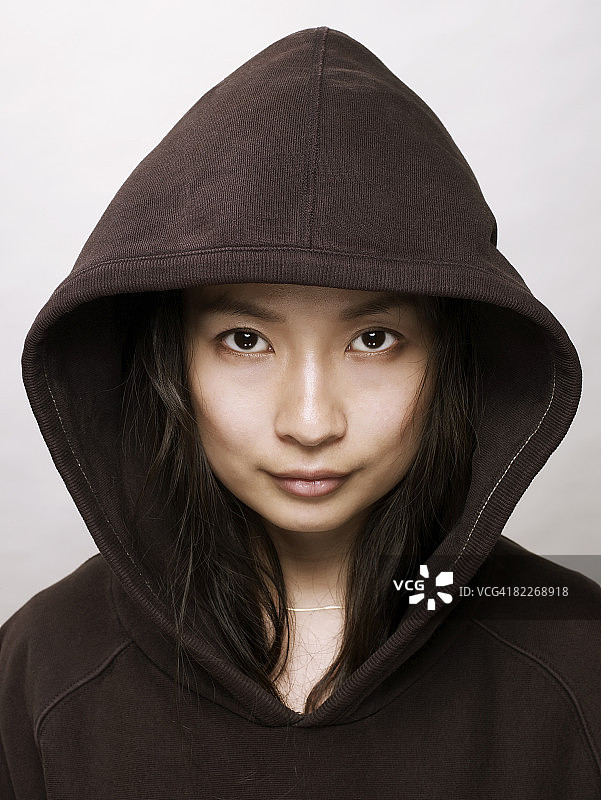戴着帽衫的年轻亚洲女人图片素材