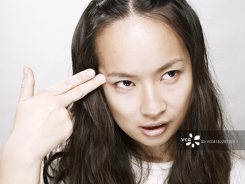 年轻亚洲女性手扶头部图片素材