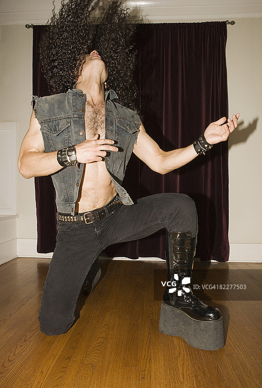 男性重金属音乐家演奏空气吉他图片素材