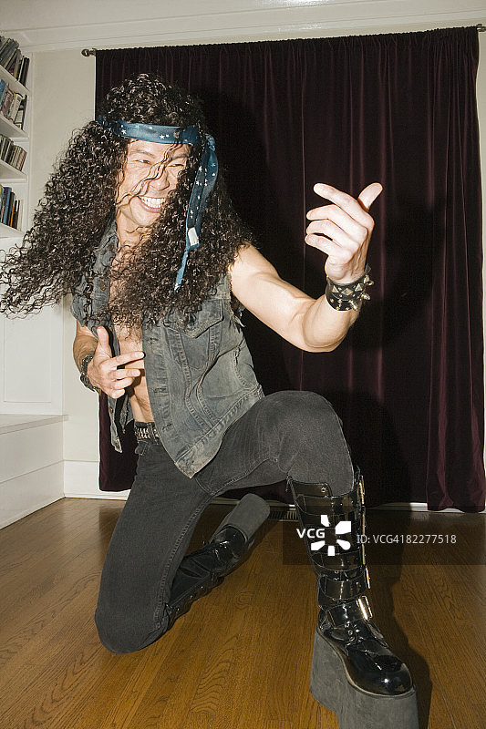 男性重金属音乐家演奏空气吉他图片素材