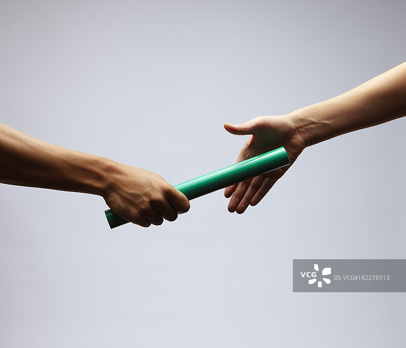 传递绿色指挥棒图片素材