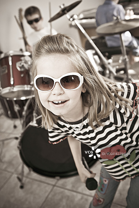 小女孩假装成摇滚明星图片素材