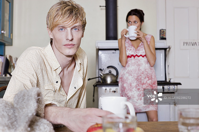 在厨房里的男人和女人肖像图片素材