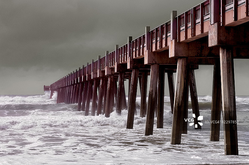 飓风海浪冲击码头图片素材