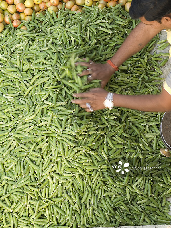 市场上的蔬菜销售员图片素材