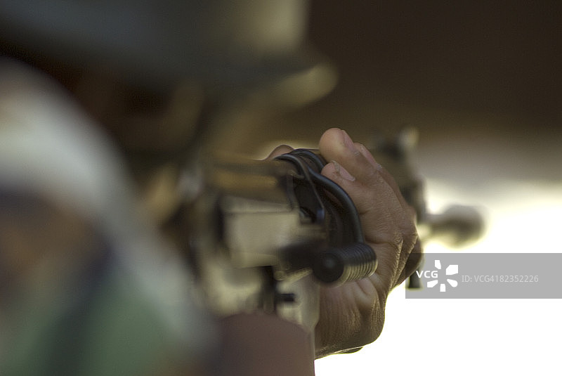 军队士兵持步枪（乌拉圭萨尔托）图片素材