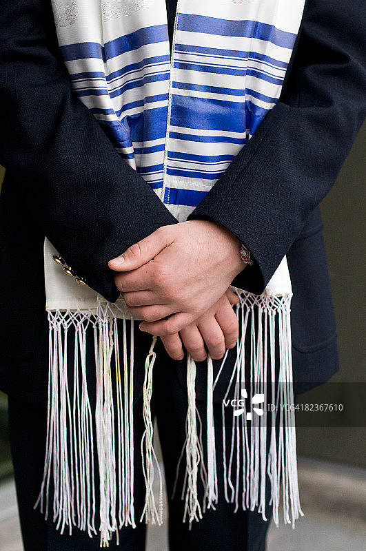 戴着祈祷巾的犹太成年礼男孩图片素材