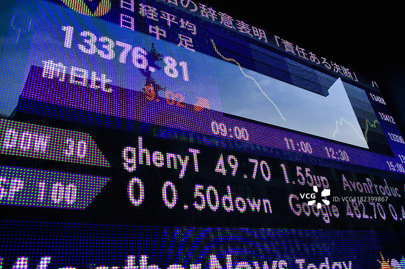 橱窗中的股票行情倒影图片素材