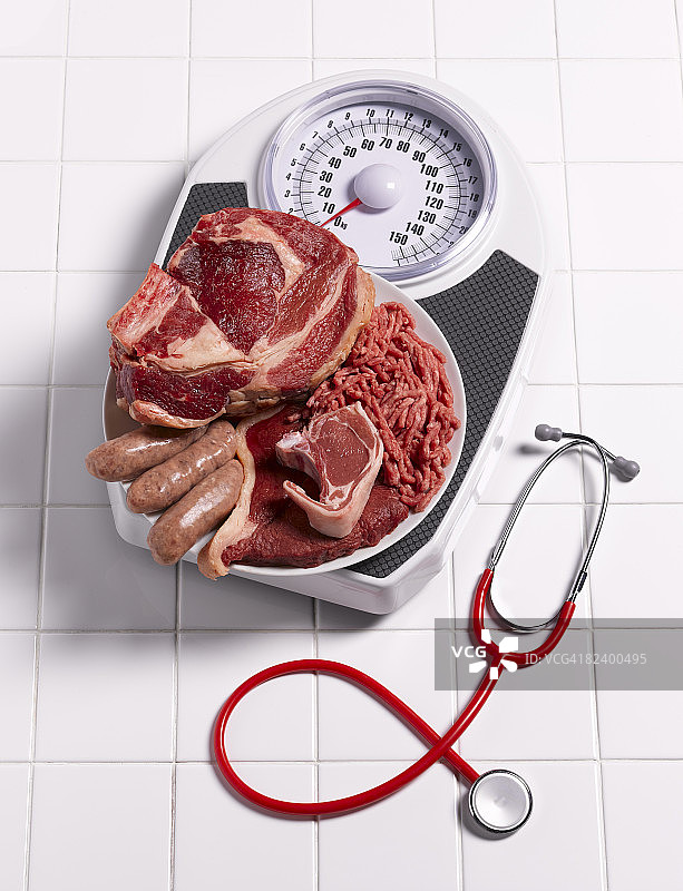 浴室秤上的肉和听诊器图片素材