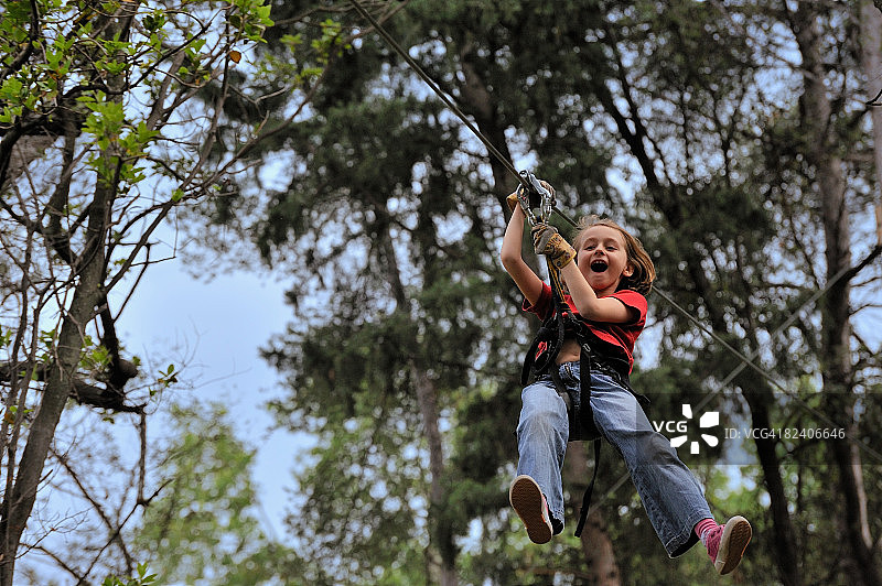女孩在溜索上滑行图片素材