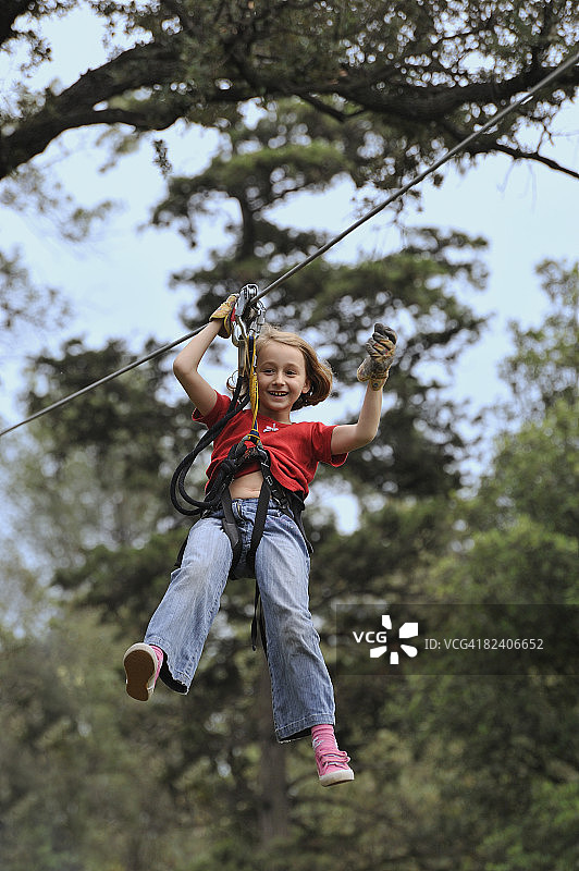 女孩在溜索上滑行图片素材