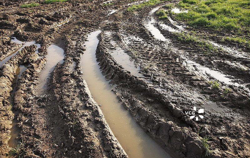 泥泞中的轮胎痕迹图片素材