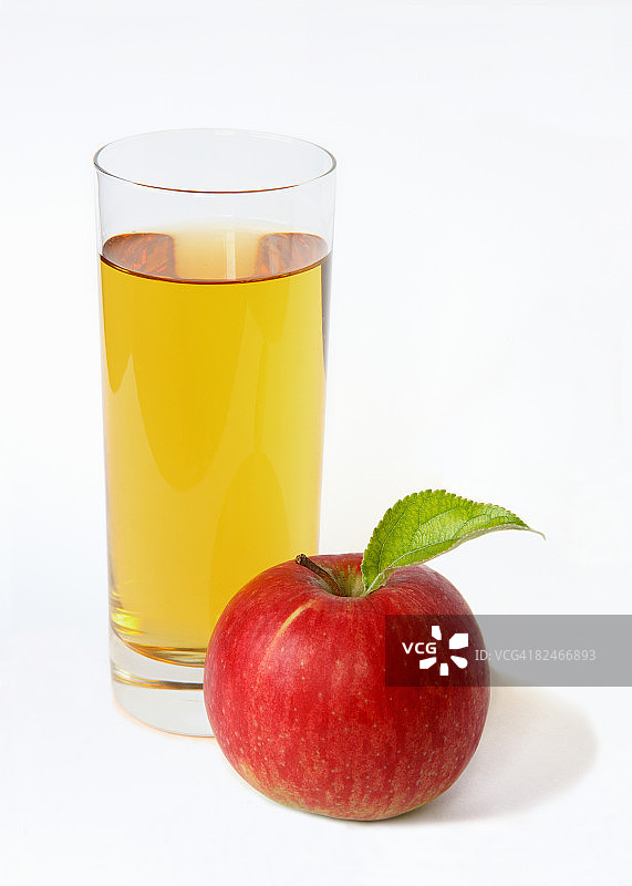 叶子旁的成熟红苹果和玻璃杯图片素材