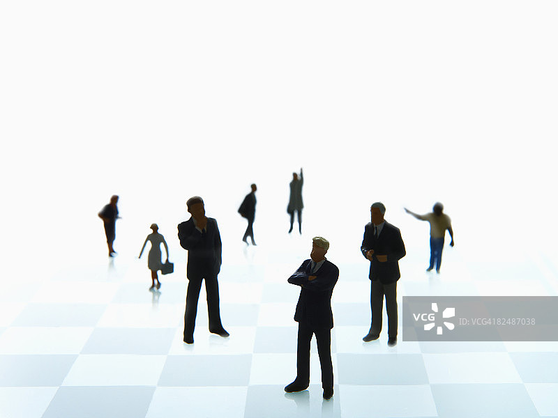 人们站在棋盘上图片素材