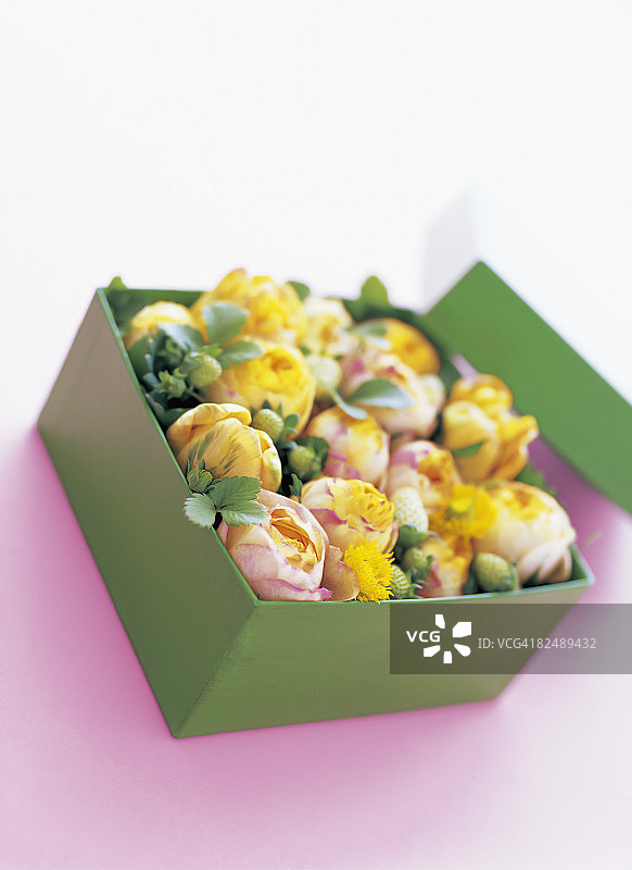 礼品盒中的花艺图片素材