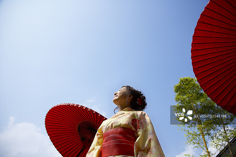年轻女子站立图片素材