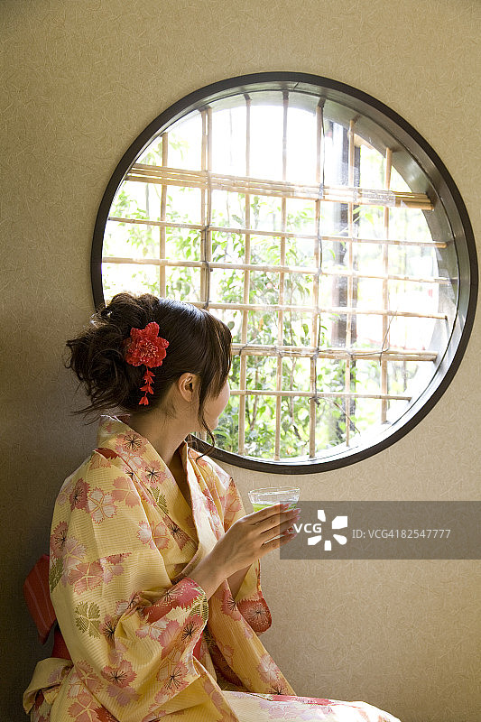 年轻女人喝日式茶图片素材