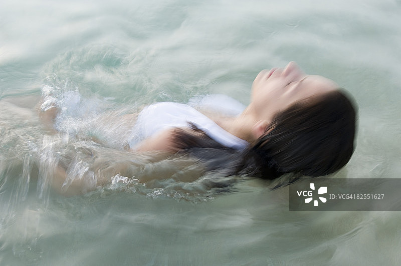 海边的年轻女人图片素材