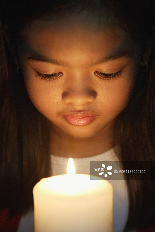 女孩手拿蜡烛观看图片素材