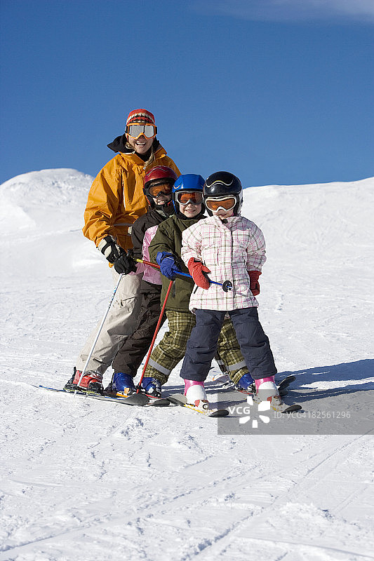 母亲和孩子们一起滑雪图片素材