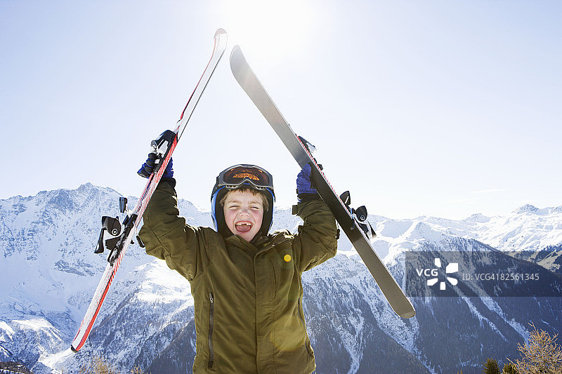 男孩头顶举着滑雪板图片素材
