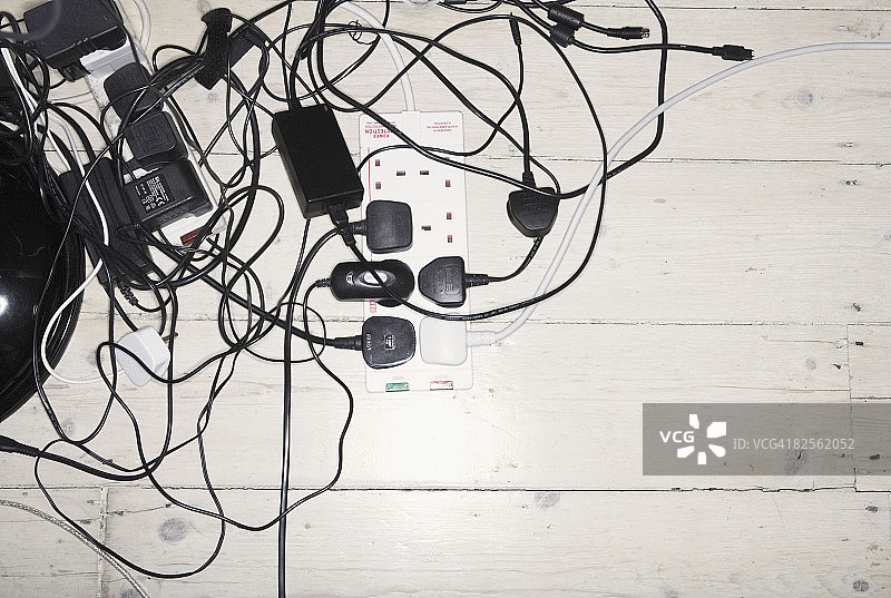 缠绕的电源线和充电器图片素材