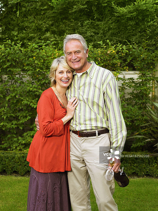 年长夫妇拿着香槟酒瓶图片素材