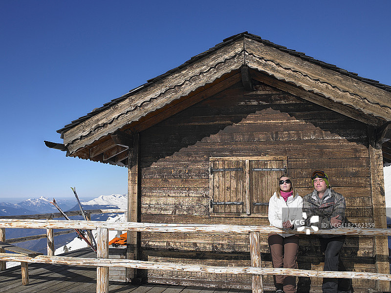 情侣欣赏山景图片素材