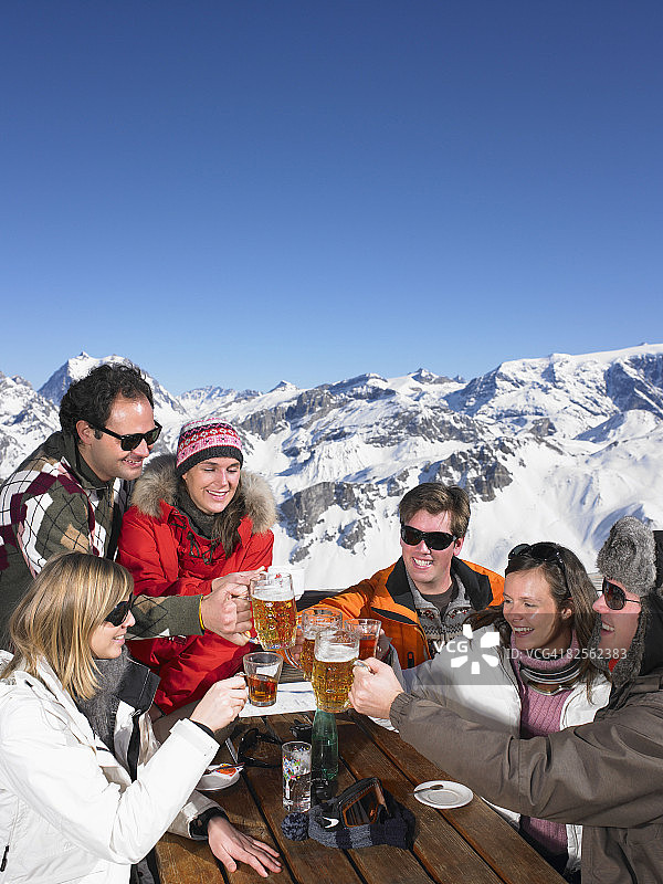 朋友们在露台上喝酒图片素材