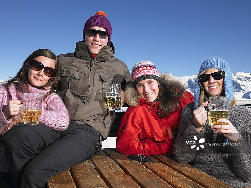 朋友们在露台上喝酒图片素材