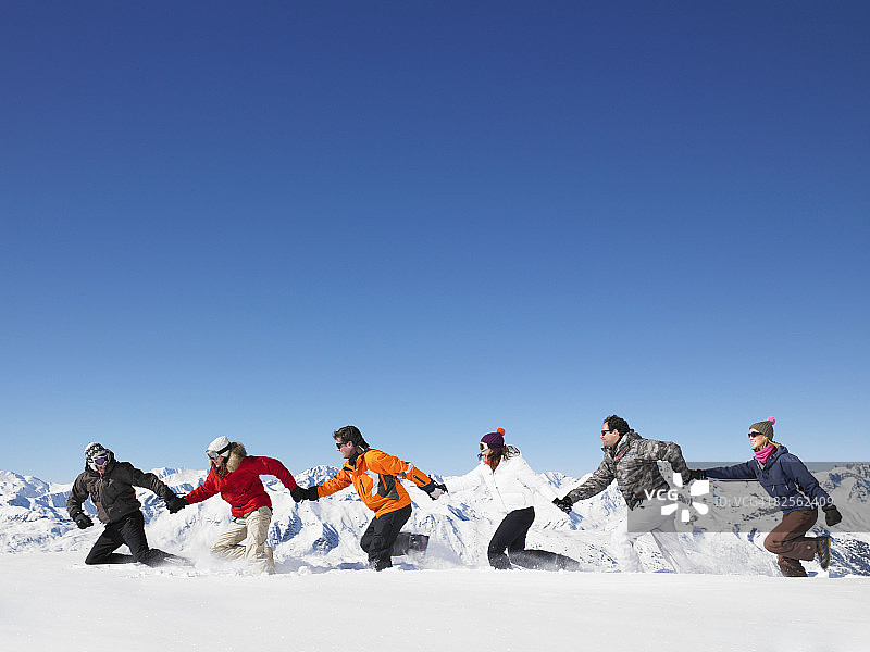 雪地跑步团队图片素材