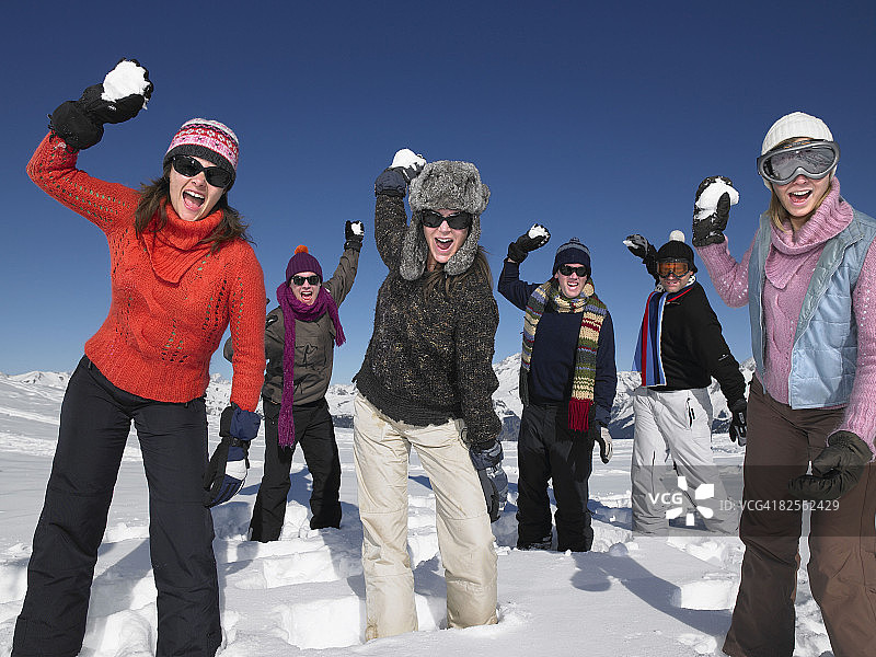 一群人扔雪球图片素材