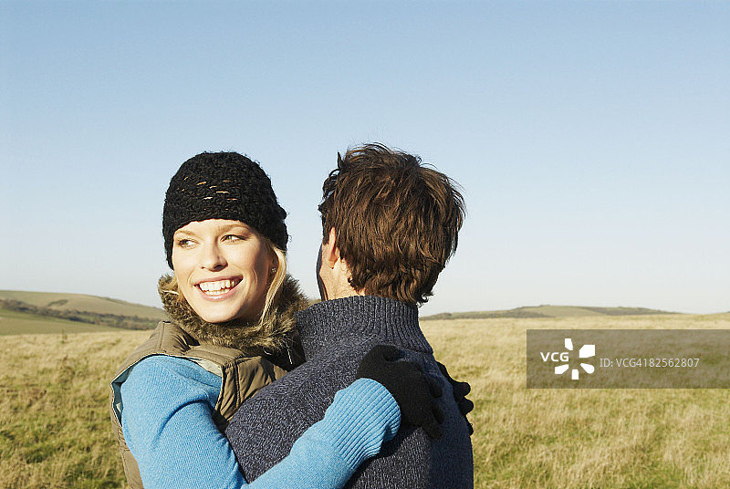 在乡村拥抱的情侣图片素材