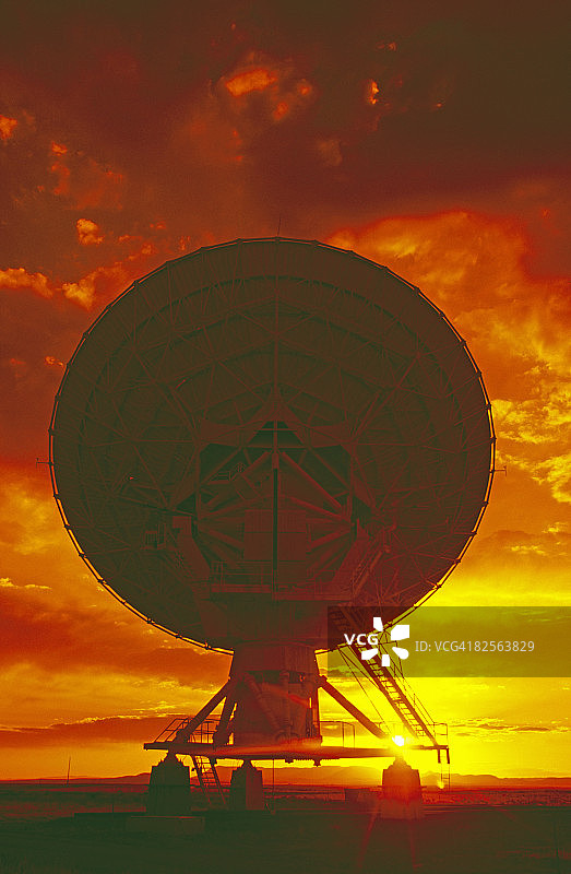 日落时的卫星天线图片素材
