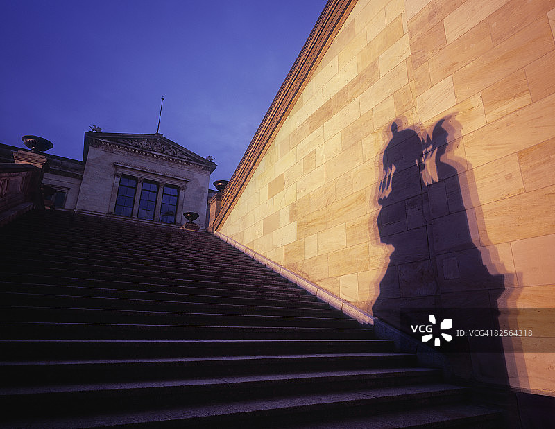 楼梯上的古代雕像影子图片素材