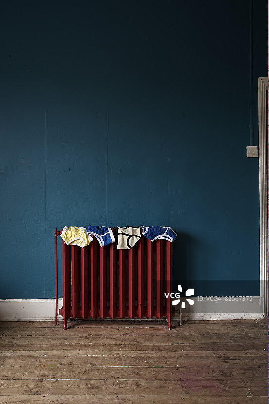 放在散热器上的内裤图片素材